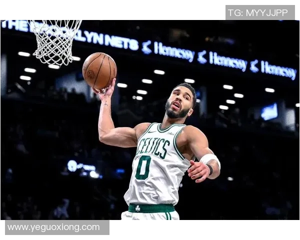 塔图姆赛场小动作引发广泛热议 球迷媒体纷纷讨论其真实用意