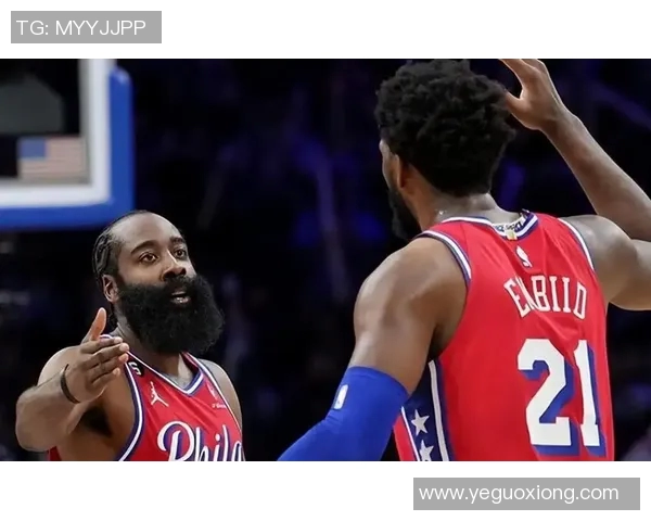 西亚卡姆社媒发声正面回应争议事件引发广泛热议与球迷讨论